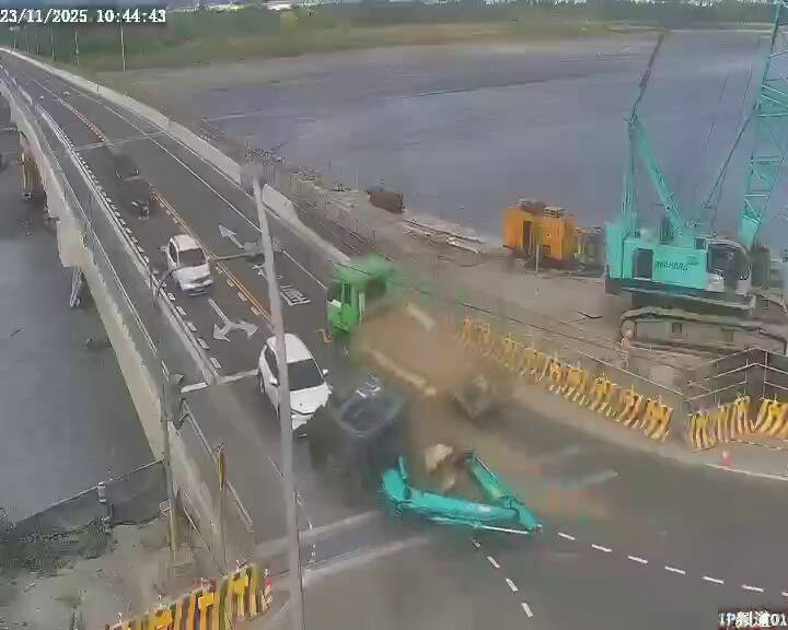 花蓮板車過彎不慎 貨斗上怪手翻落車道阻路