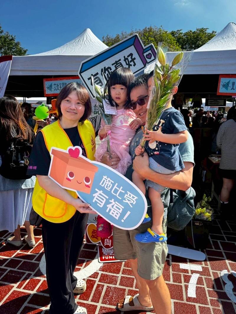 新竹冬暖園遊會百攤送愛 千朵台灣百合播下希望種子