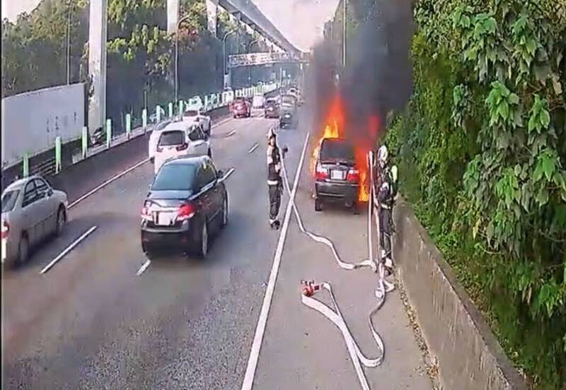 桃園》轎車冒白煙停靠國道路肩 火燒車畫面曝光