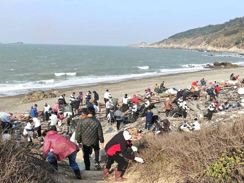 莒光鄉軍民攜手淨灘 維護海洋環境