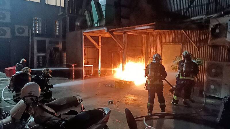 台中居酒屋換瓦斯引發火警 1員工燙傷送醫、2人受困救出