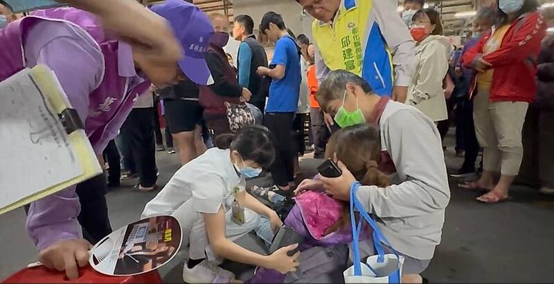 神安排!拜票直擊女子暈倒 邱建富拿出廟會結緣糖果「吃平安」