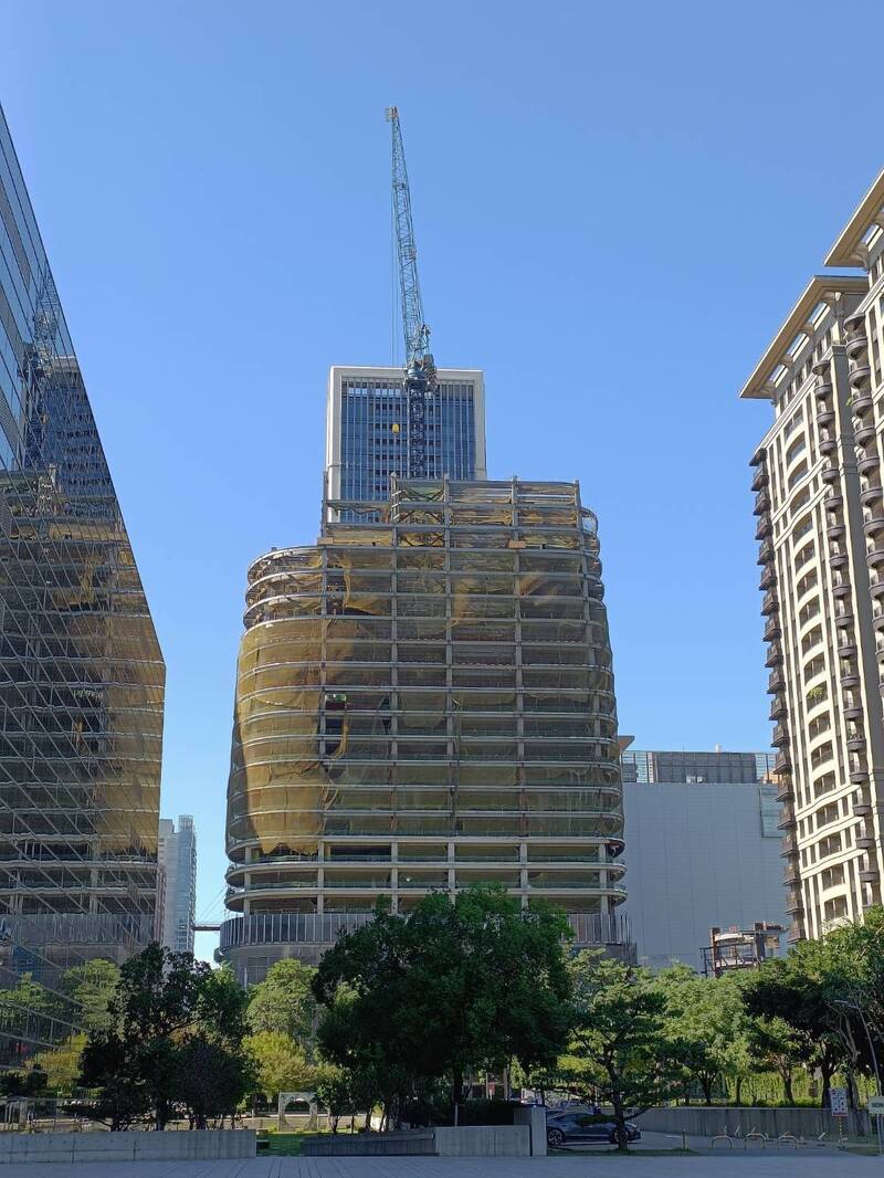 驚！台中7期工地掉落水管 砸到地面車輛