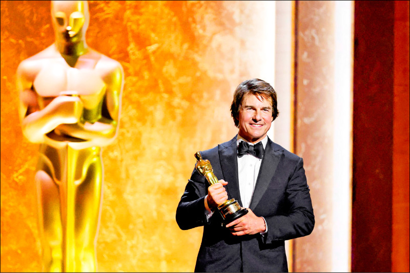 中英對照讀新聞》Tom Cruise touts the power of cinema as he accepts honorary Oscar獲頒奧斯卡榮譽獎的湯姆．克魯斯讚頌電影藝術的力量
