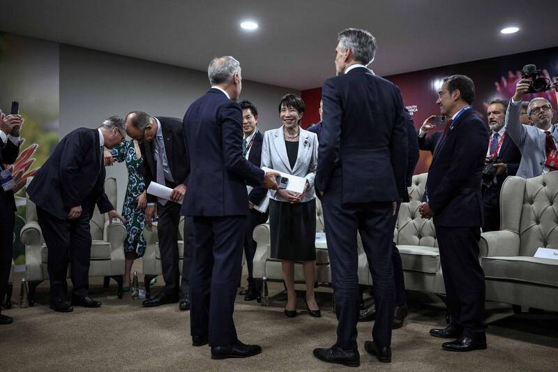 日本首相高市早苗在G20上与多个国家交流。（法新社）