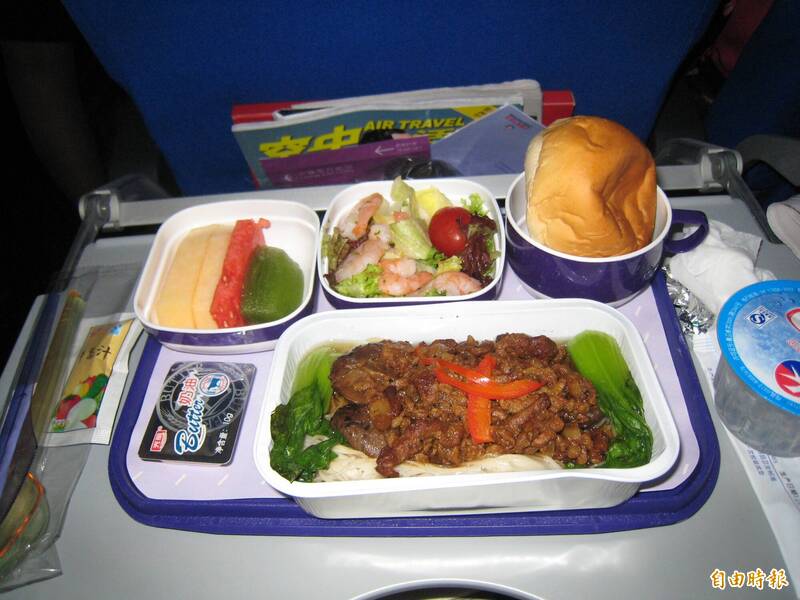 你以為在幫忙？ 旅客好心餐後堆好餐盤、杯碗 空服員其實更頭痛