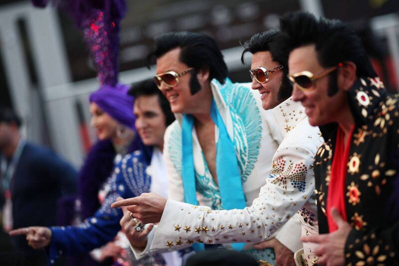 法官太愛「貓王」 竟戴假髮審案、放歌要人宣誓 悲慘下場曝