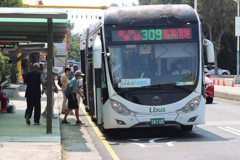 想搭後面那班? 司機揭示「攔公車暗號」 網驚呼:通勤族冷知識!