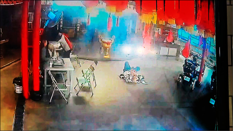 綁爆裂物 88歲翁參拜後引爆亡