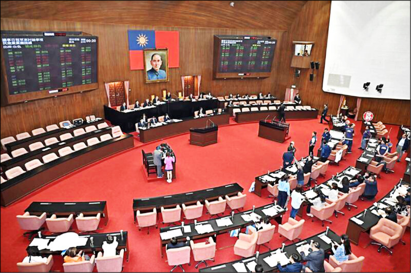 加速中配入籍 藍委掛保證:不會增加健保負擔