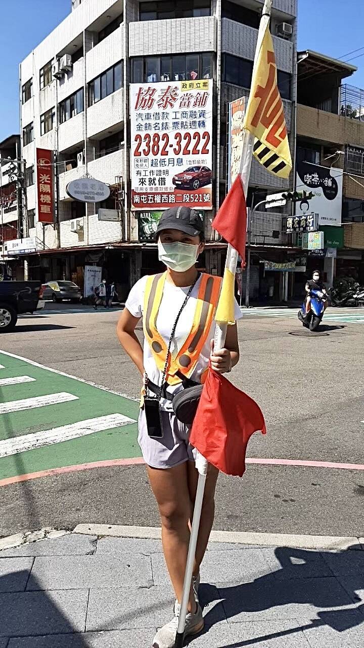 侯湘婷默默幫南屯國小站路口導護多年。(侯湘婷提供) 侯湘婷默默幫南屯國小站路口導護多年。(侯湘婷提供)