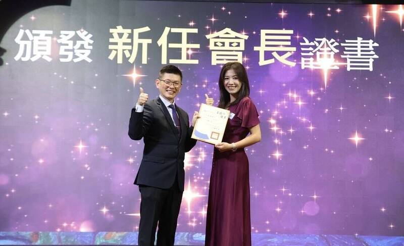 玉女歌手竄紅消失18年!為兒女站國小導護 侯湘婷:用正面力量打敗魔法