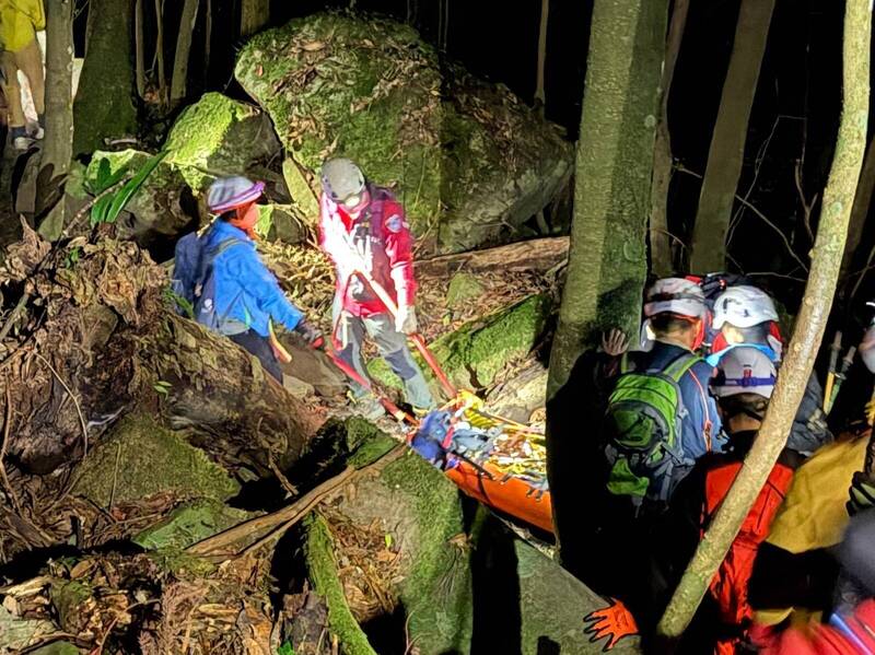 南庄加里山登山客腳踝骨折 21名消防員8小時接力抬下山
