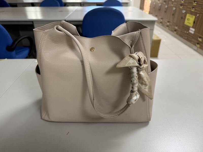 妙齡女喝完酒如廁完包包不翼而飛 阿伯偷拿辯「撿到」