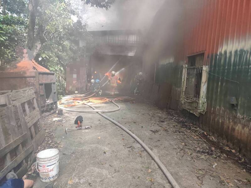 汐止200坪烤漆廠起火冒濃煙 兩工人疑遭嗆傷送醫救治