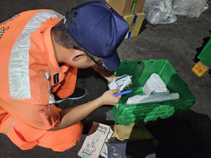 第四岸巡队查缉电子烟。（第四岸巡队提供）