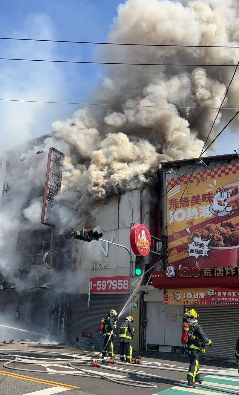 台中逢甲商圈火警竄濃煙 1人受困獲救
