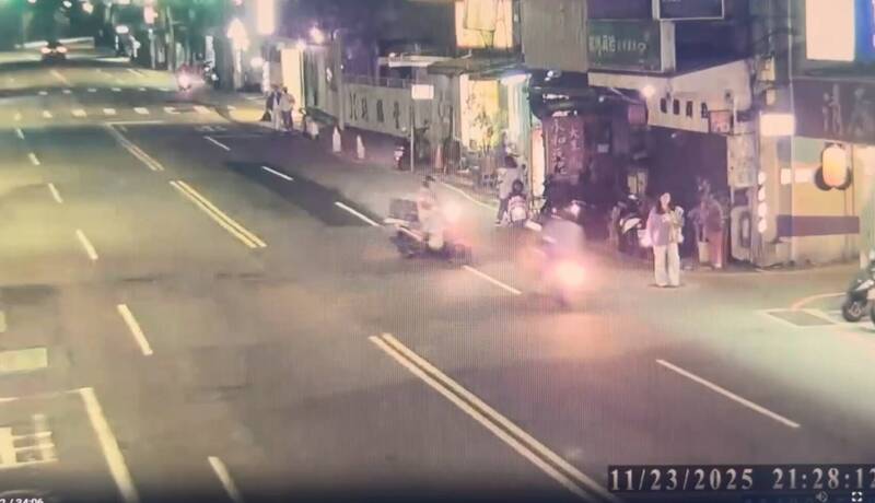 高翁骑机车跨越双黄线逆向行驶，与朱姓骑士发生对撞事故，双双倒地受伤后由救护车送往医院救治，所幸均无生命危险。（记者陆运锋翻摄）