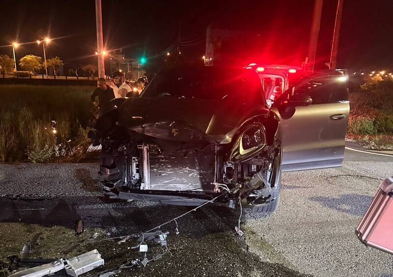 宜蘭閃燈路口保時捷休旅車與豐田轎車相撞 釀4傷送醫