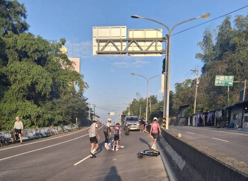 台南公路自行車賽騎士摔倒、遭輾重傷 驚悚畫面曝