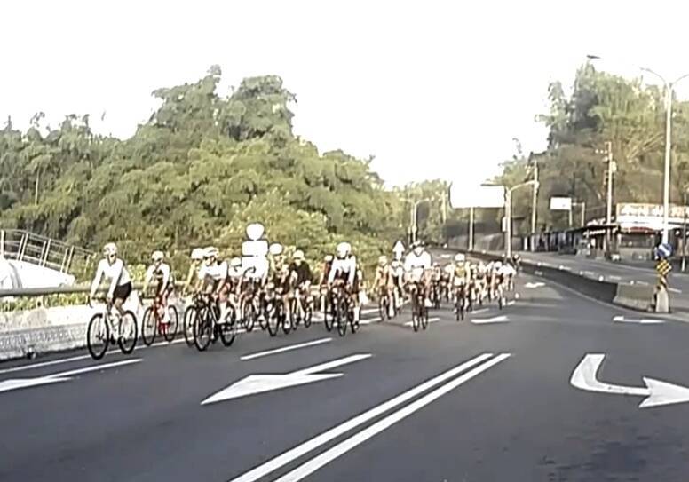 选手们行经左镇路段时，黄姓骑士摔倒于内侧车道，再遭后方自小客车撞击。（民众提供）