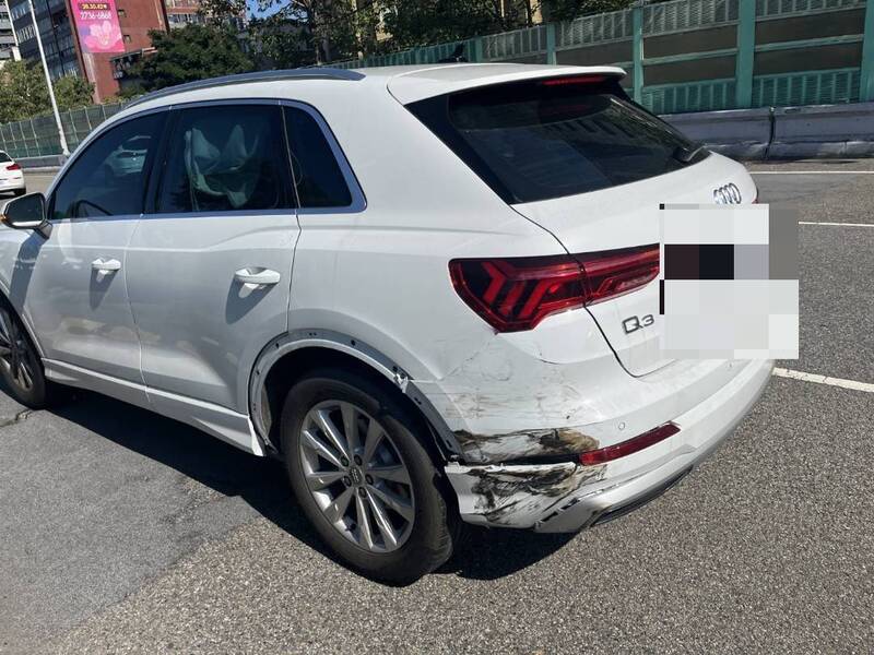 李姓男子驾驶的休旅车遭民间救护车擦撞。（记者陆运锋翻摄）