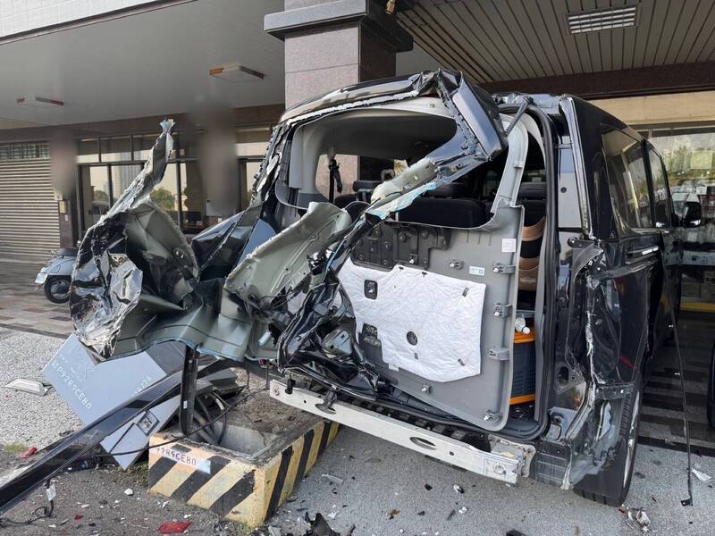 台南環保車連撞路旁6車驚悚影像曝 民眾驚呼：駕駛恐賠慘了