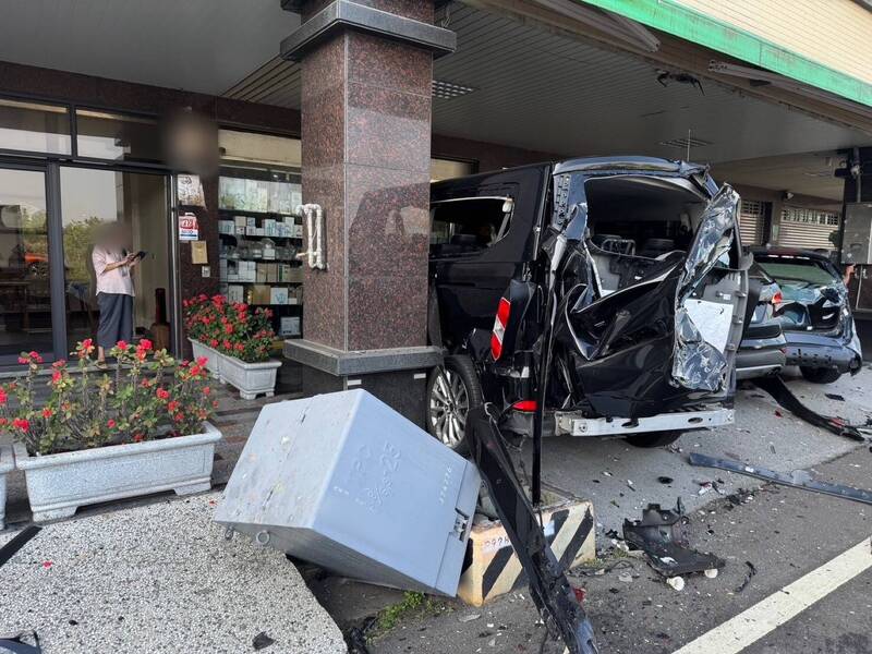 台南市安平民权路四段上的休旅车与一旁汽车后方及台电变电箱都遭环保回收车撞毁。（民众提供）