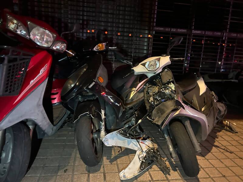 桃园中坜古姓骑士深夜自撞，狂扫路旁骑楼5机车、垃圾子车也遭殃。（警方提供）