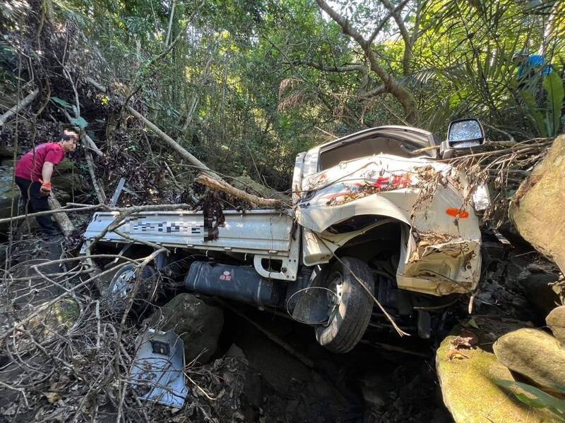 南投6旬男失蹤月餘 被修水管民眾發現人車墜谷已成乾屍