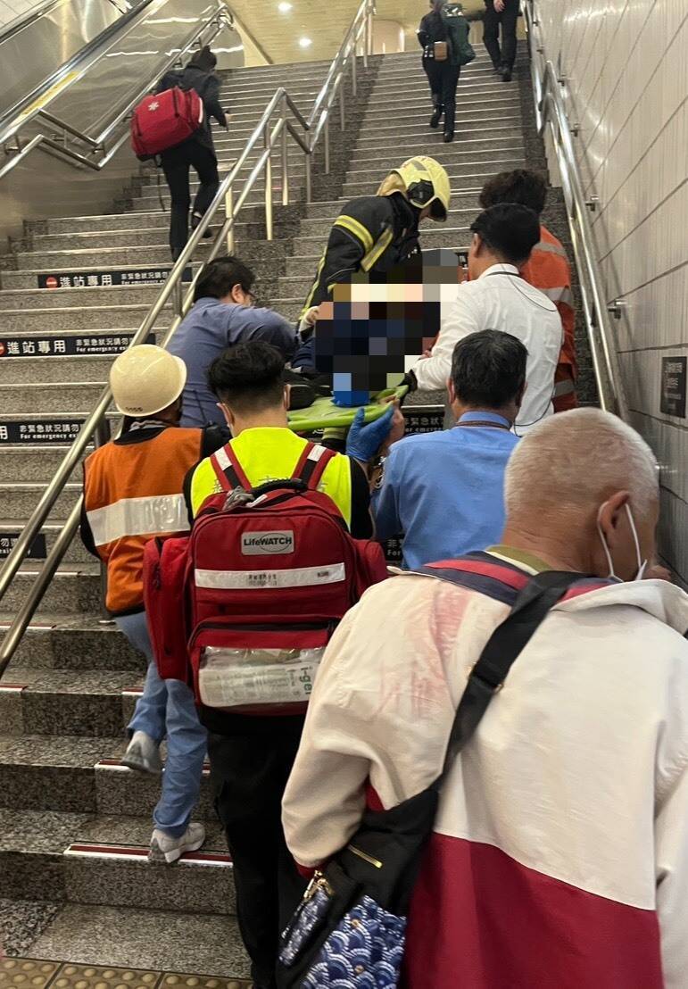 高鐵板橋站婦人墜落月台及時獲救 頭部流血送醫
