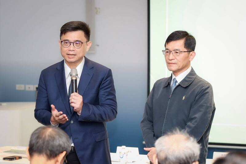 賴瑞隆率經委會考察亞灣區 批藍白財劃法重傷高雄