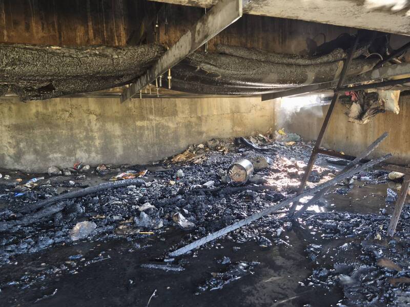 大里西柳橋下疑菸蒂釀火海 男街友成焦屍死因待釐清