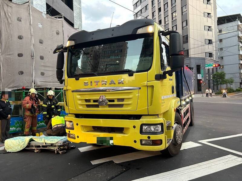 單車婦遭右轉大貨車撞擊 一度受困車底多處骨折送醫