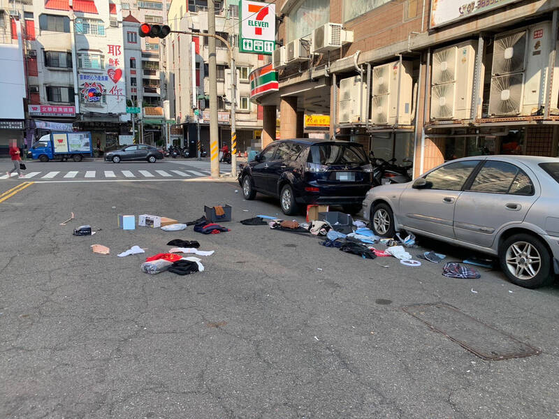 高雄2女鬧翻竟從5樓丟出大量物品 路旁轎車衰遭砸