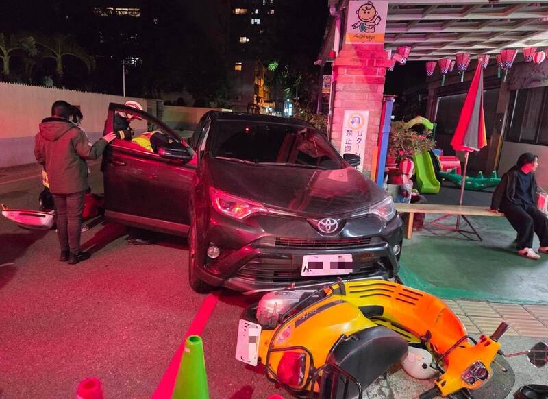 台中男子開車途中昏倒滑行撞車 失去生命跡象送醫