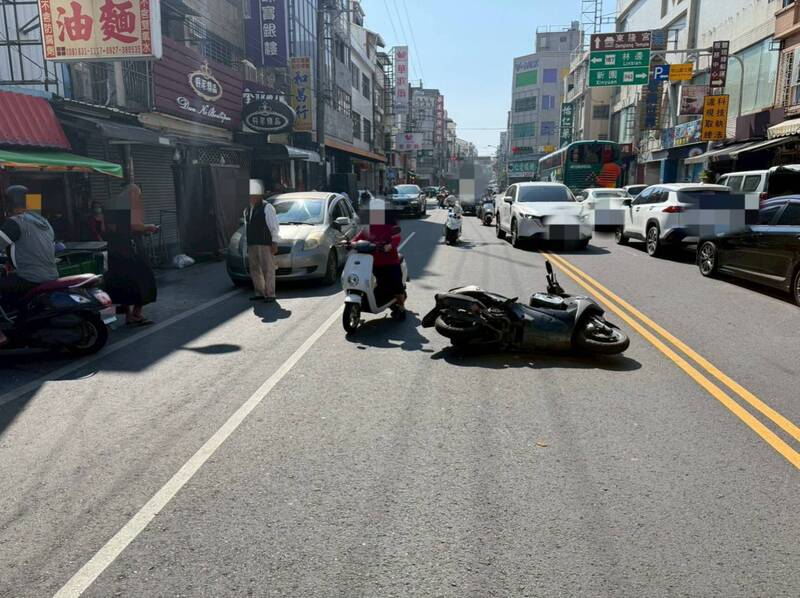 機車道當停車格 75歲翁開車門「擊墜」57歲騎士