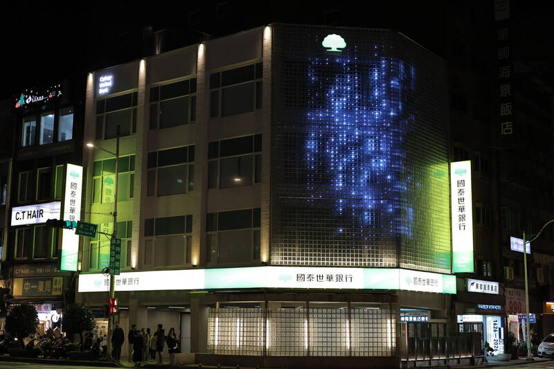 公私協力 國泰世華基隆分行外牆今晚點燈 港都夜晚添光彩