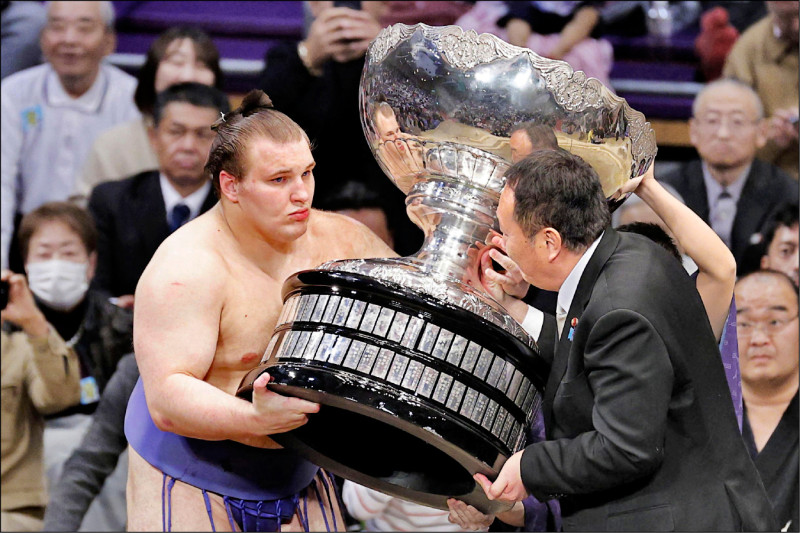 烏克蘭流亡力士 日本相撲奪冠