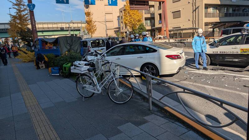 日本東京驚傳車輛衝撞行人逾10傷 駕駛棄車逃逸