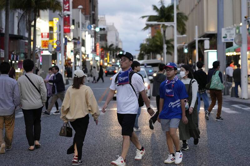 冲绳本岛北部一处净水厂水管因旧化破损造成大规模漏水，导致复数净水场无法正常作业，冲绳本岛26个市、村、町中，有11处面临全面停水危机，另有6处部分地区将停水。图为冲绳县那霸市国际通街景。（美联社）