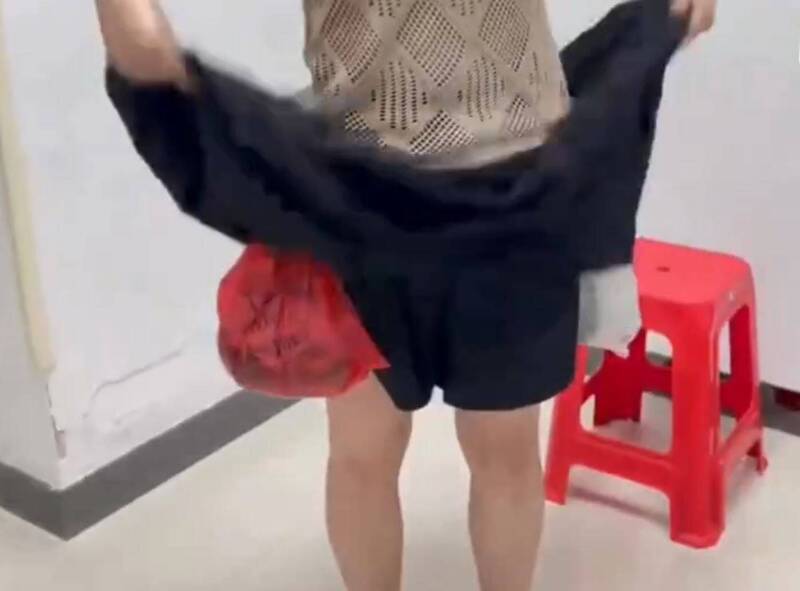 中國女子走路怪異 海關一揭裙底竟走私藏229條活魚