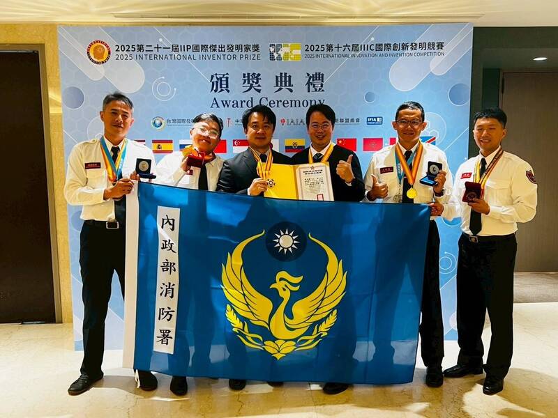 台灣消防科技研發「火鳳攻擊包」 再奪國際金牌獎