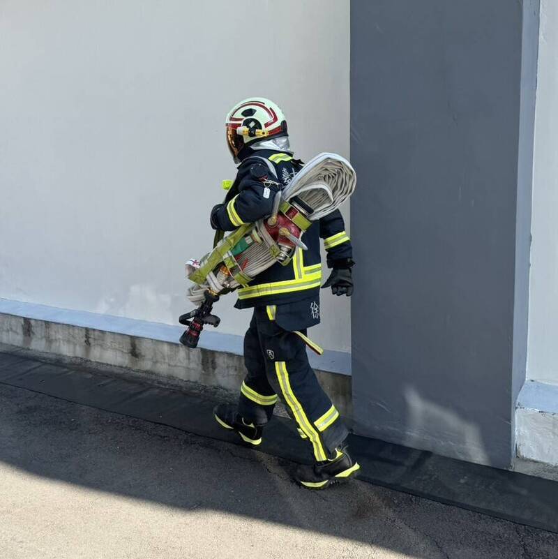 台灣消防科技研發「火鳳攻擊包」奪下IIIC國際創新發明競賽金牌獎。（市府提供）