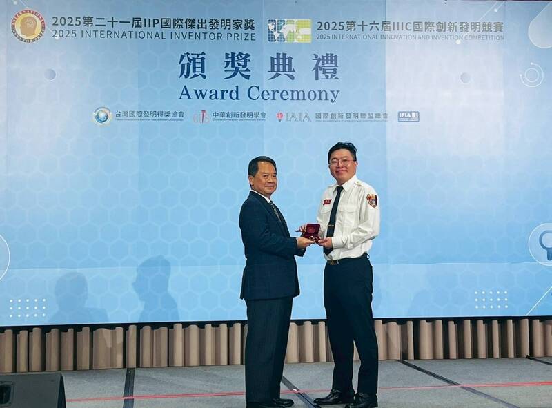 台灣消防科技研發「火鳳攻擊包」奪下IIIC國際創新發明競賽金牌獎。（市府提供）
