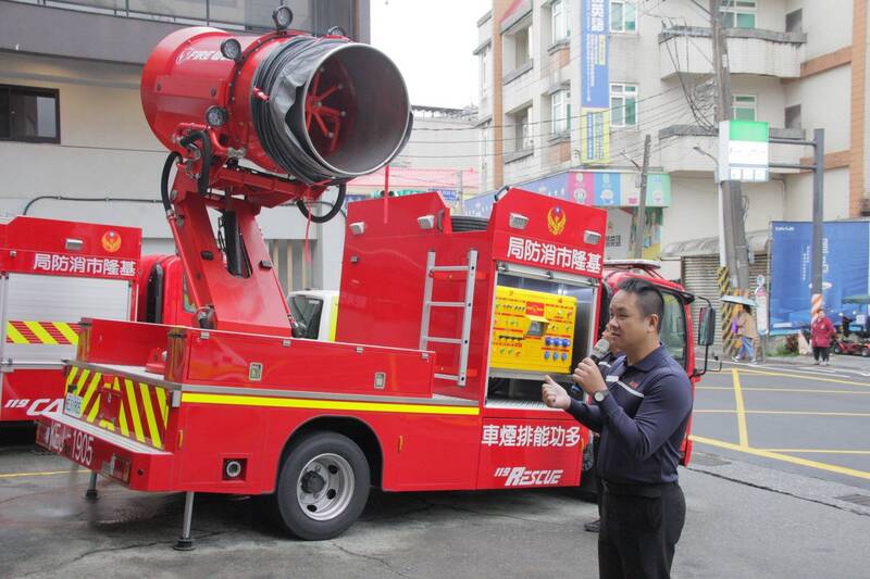 基隆消防救災新利器 排煙車還能噴水霧、火場照明