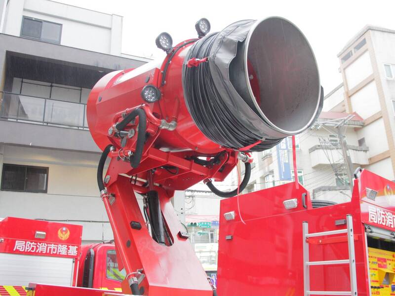 消防局为因应基隆地形，特别订制较小巧的排烟车，以利进出火场。（记者吴升儒翻摄）