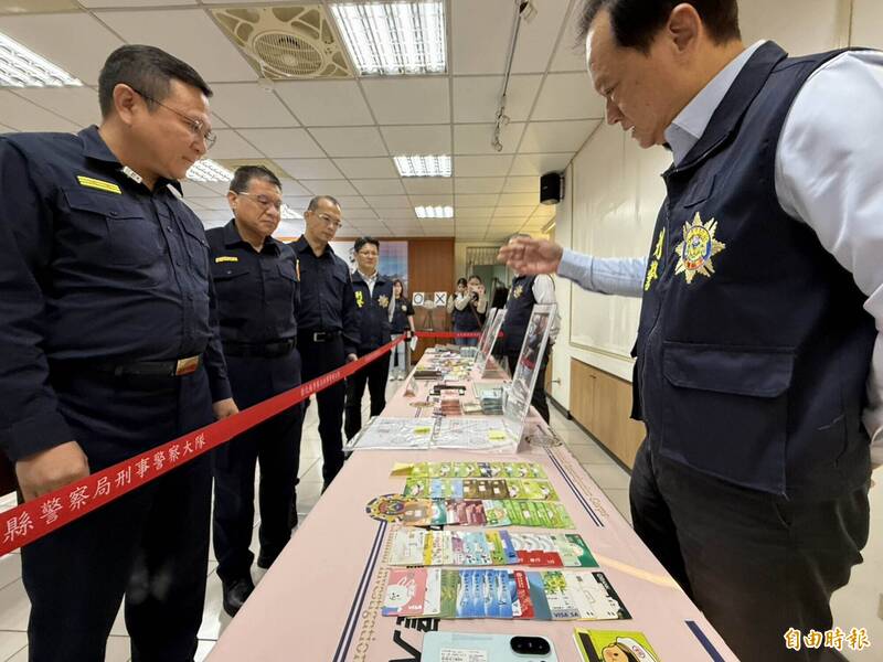 彰化县警局长陈明君（左）检视破获诈团成果。（记者汤世名摄）