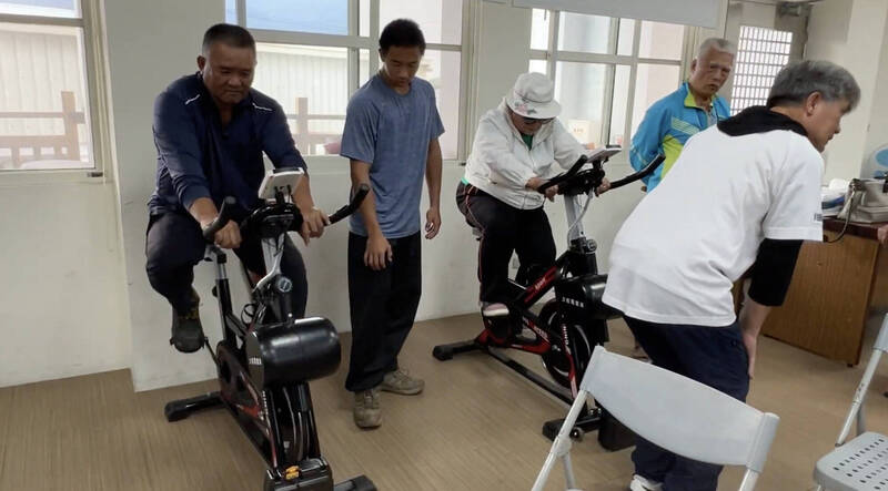 部落開班騎飛輪發電又瘦身! 「被老婆趕出門、帶著也有電可用」