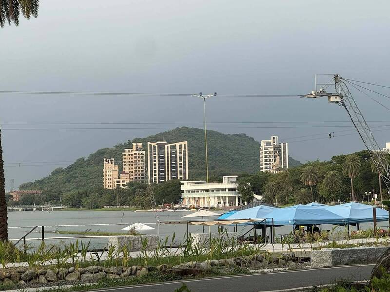 環團守護蓮池潭風景線 批左營軍港未限高遭大樓環繞危及國安